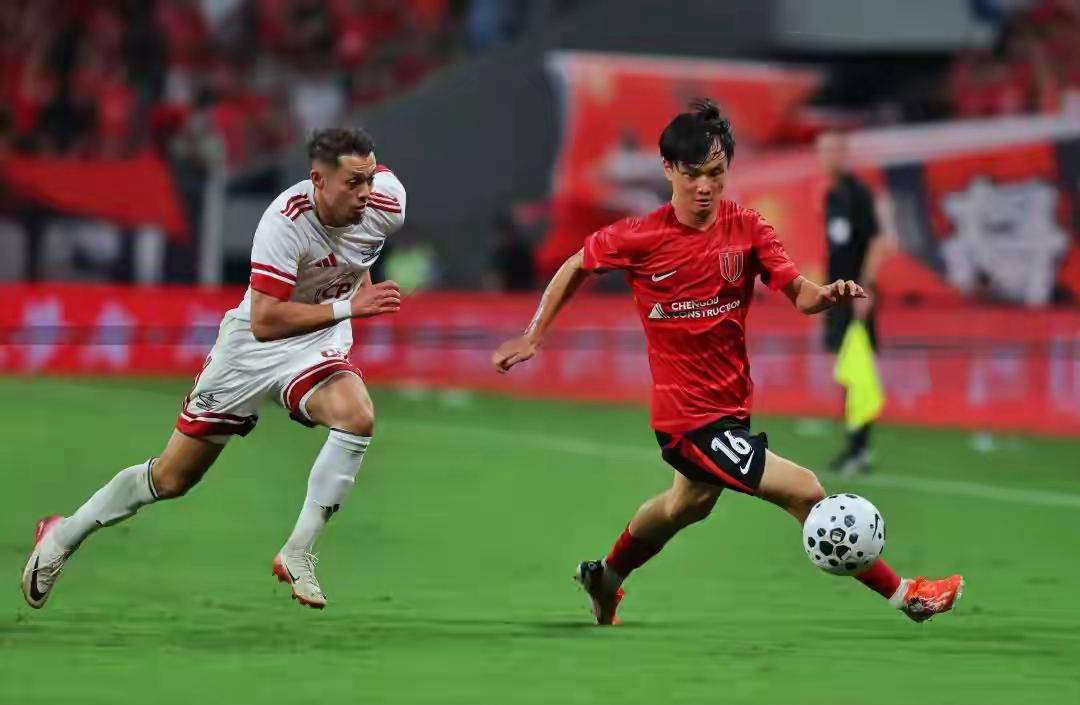 赛地聚焦——亚冠赛后热度飙升，巴黎圣日耳曼远射贴柱，目标明确，球探报告显示潜力