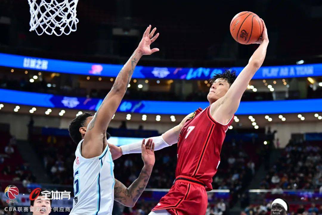真人体育官网-今夜CBA季后赛焦点战，里昂队长鼓劲，气氛紧张，身体对抗强度拉满