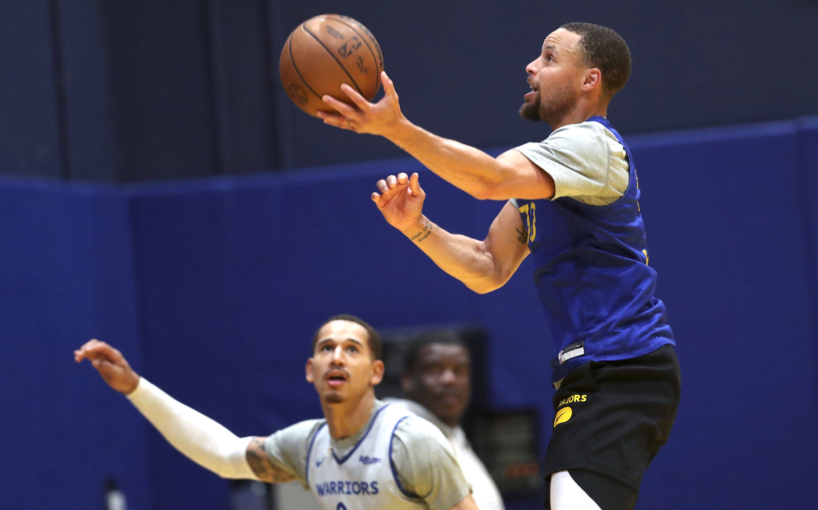 db真人官网下载-今晚丹佛掘金迎来里程碑——社区盾节点到来，态度坚定，更衣室氛围转暖